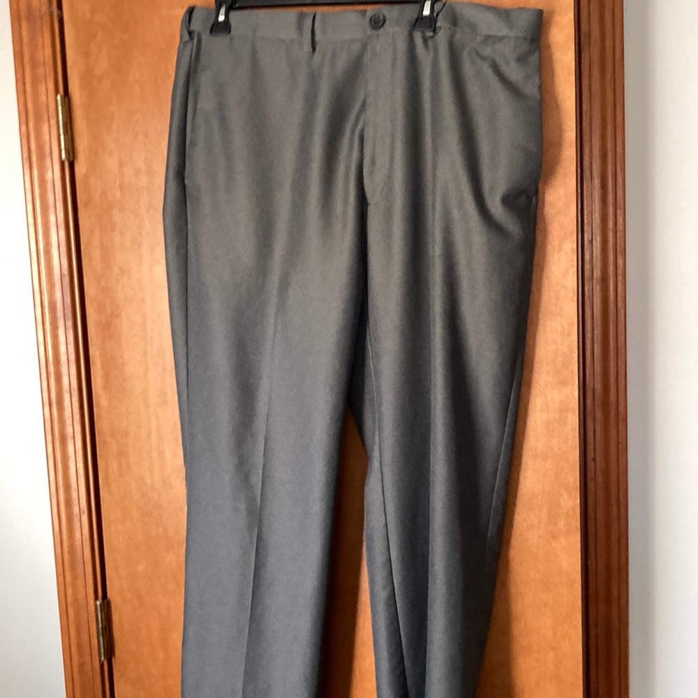Men’s Haggar classic fit cool 18 dress pants 38 X 32